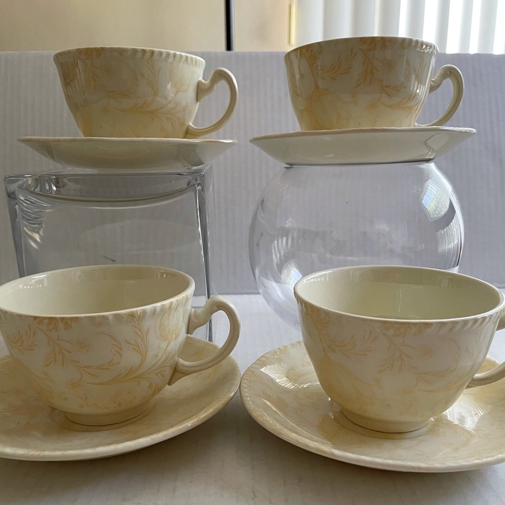 SET OF 4  CUP AND SAUCER INTERNATIONAL TABLEWORKS DAMASK